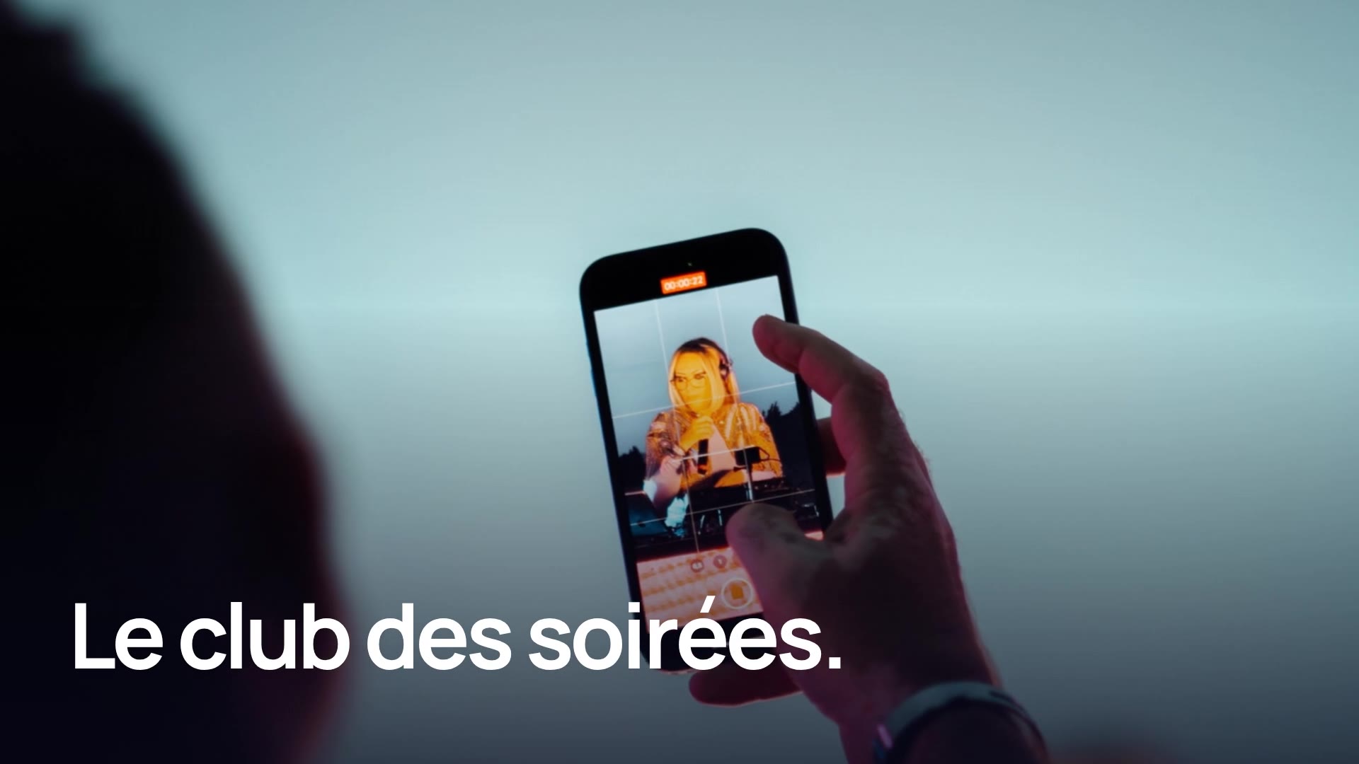 Un téléphone levé dans la foule d’un concert, l’app Event+ à l’écran, et la phrase Le club des soirées.