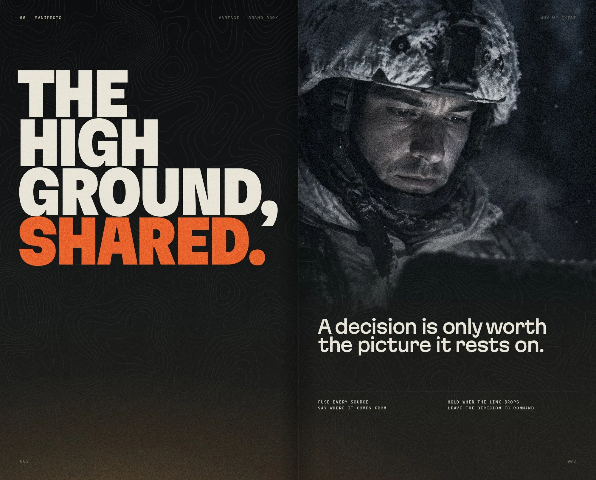 Double page manifeste : THE HIGH GROUND, SHARED. en capitales condensées noires, SHARED en orange signal, un soldat éclairé par sa tablette