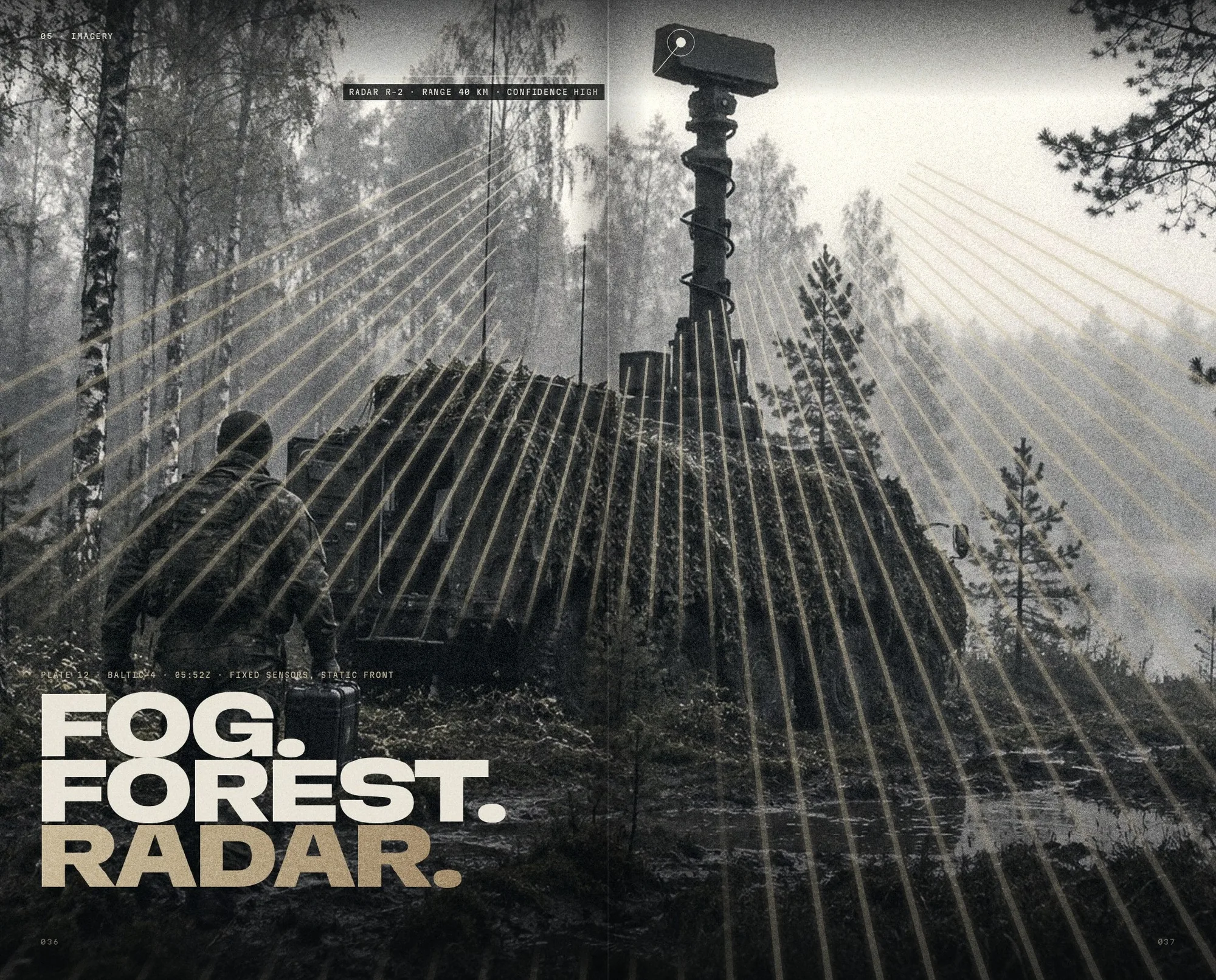 Double page imagerie : FOG. FOREST. RADAR. sur un radar à mât télescopique dans une forêt brumeuse